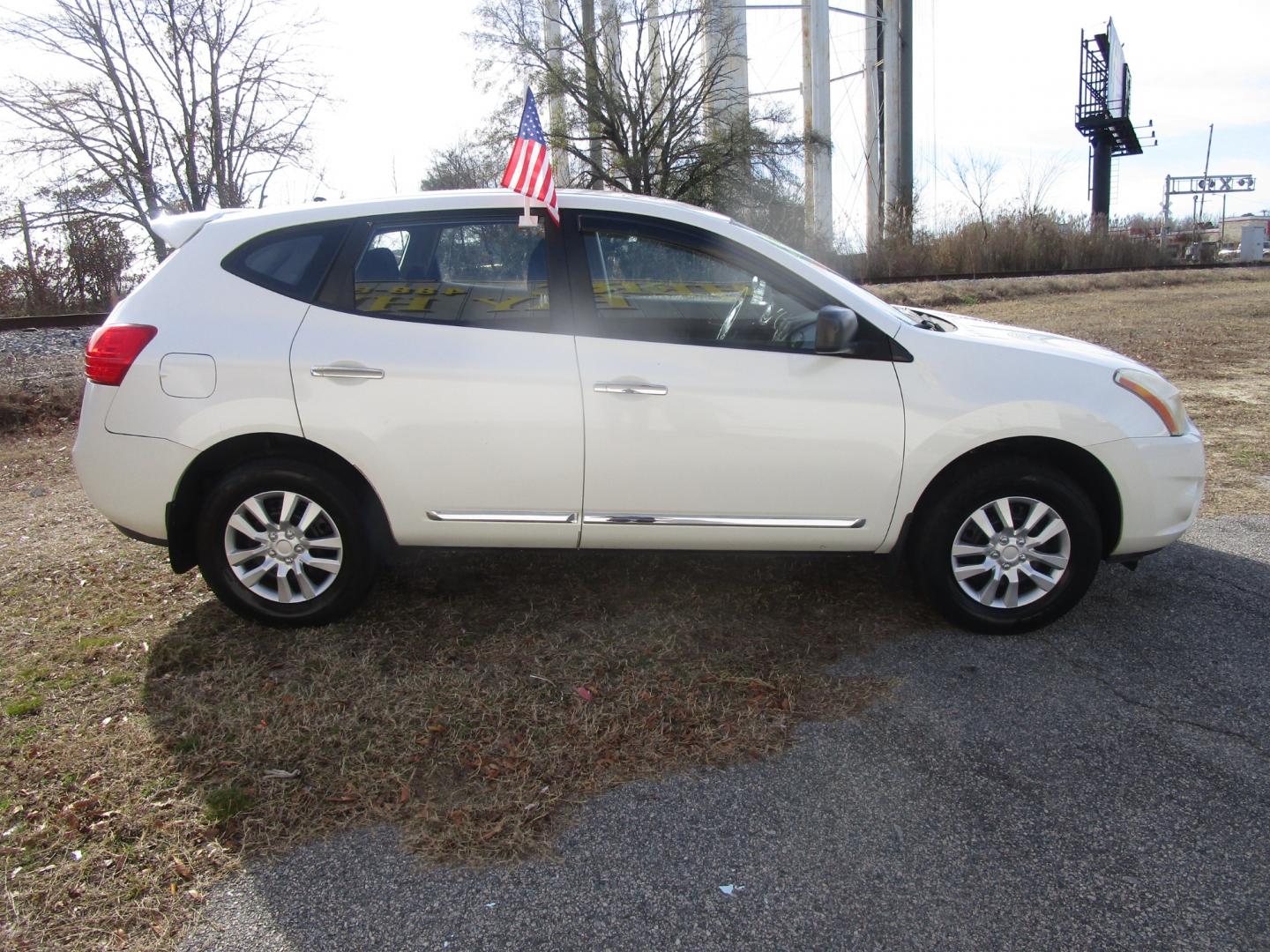 2011 White Nissan Rogue S AWD (JN8AS5MV7BW) with an 2.5L L4 DOHC 16V engine, CVT transmission, located at 2553 Airline Blvd, Portsmouth, VA, 23701, (757) 488-8331, 36.813889, -76.357597 - Down Payment: $599 Weekly Payment: $100 APR: 23.9% Repayment Terms: 42 Months ***CALL ELIZABETH SMITH - DIRECTOR OF MARKETING @ 757-488-8331 TO SCHEDULE YOUR APPOINTMENT TODAY AND GET PRE-APPROVED RIGHT OVER THE PHONE*** - Photo#4